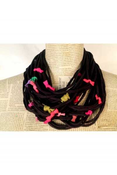 Necklace spaghetti with multicoloured knots