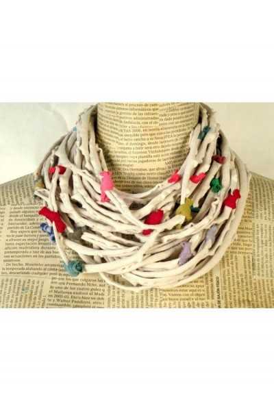 Necklace spaghetti with multicoloured knots