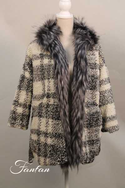 Checked jacket with fur collar