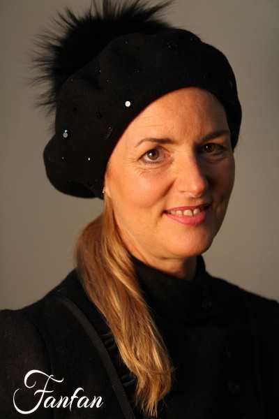 Willi Beret Kesitava schwarz mit Bommel und Steinen