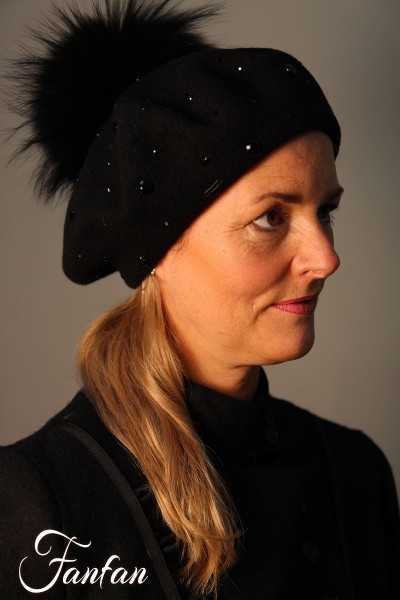 Willi Beret Kesitava schwarz mit Bommel und Steinen