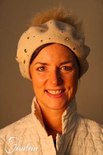 Willi Béret Kesitava beige clair avec pompon fourure