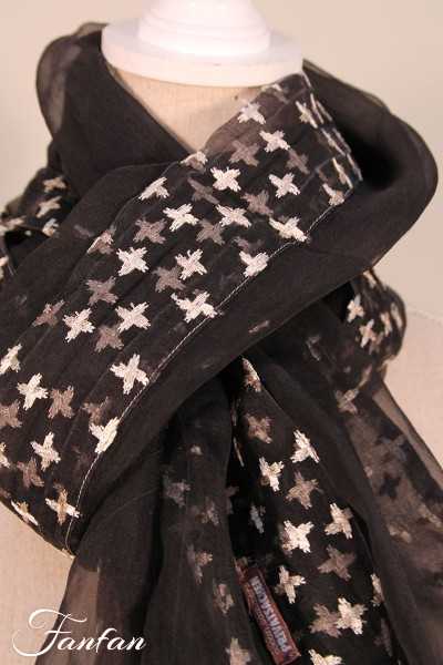 Privatsachen Scarf in embroidered silk Windschatz Kaviar