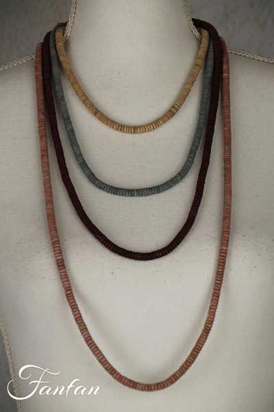 Collier sautoir à 4 rangs écru, rose et bleu