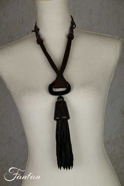 Collier sautoir marron avec pompon long en cuir