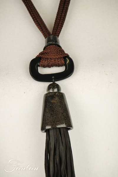 Collier sautoir marron avec pompon long en cuir