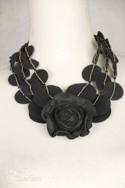 Collier nubuc noir avec fleurs et perles