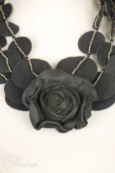 Collier nubuc noir avec fleurs et perles