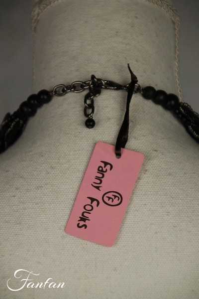 Collier nubuc noir avec fleurs et perles