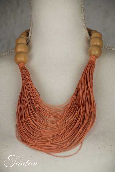 Collier perles bois naturel et fil rose poudré