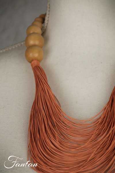 Collier perles bois naturel et fil rose poudré
