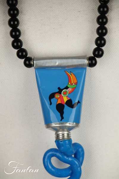 Niki Boden Sautoir perles et tube de peinture Niki De Saint Phalle bleu