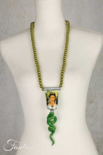 Niki Boden Sautoir perles et tube de peinture Frida Kahlo vert clair a