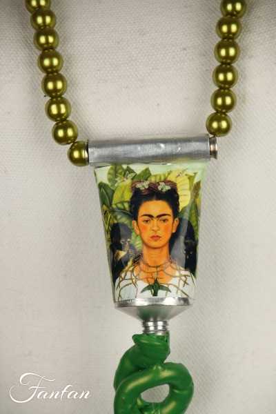 Niki Boden Sautoir perles et tube de peinture Frida Kahlo vert clair a
