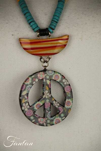 Fanny Fouks Collier sautoir Peace and love