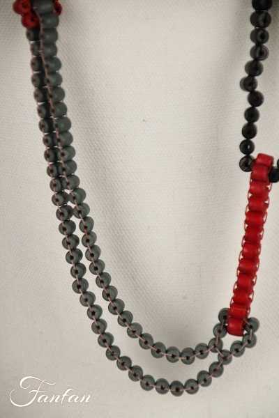 Fanny Fouks Collier sautoir bois noir, gris et rouge