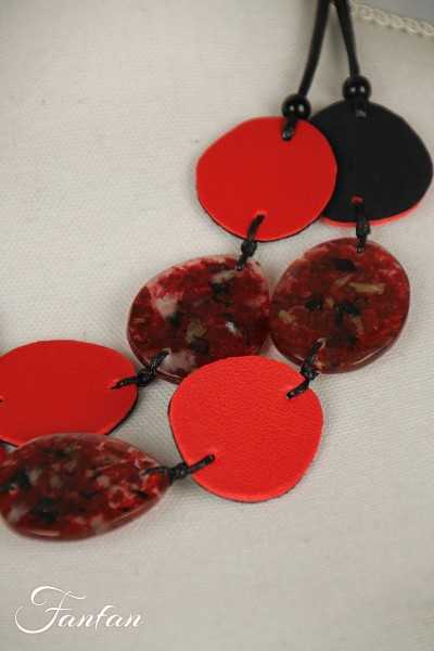Fanny Fouks Collier double-rang rouge, noir et irisé