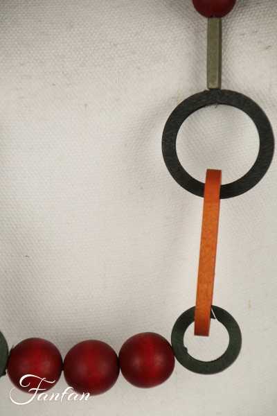 Fanny Fouks Collier sautoir en bois rouge, gris et rouille