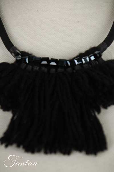 Fanny Fouks Collier raz-du-cou à franges en laine noir