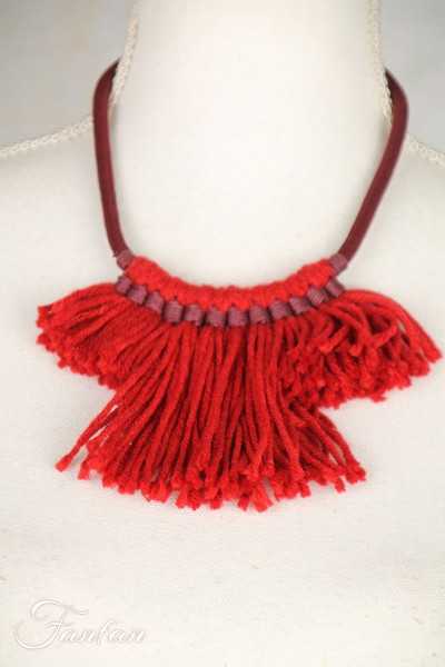 Fanny Fouks Collier raz-du-cou à franges en laine  rouge