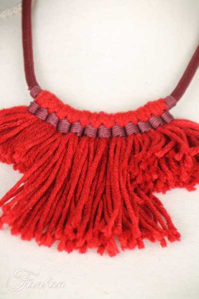 Fanny Fouks Collier raz-du-cou à franges en laine  rouge