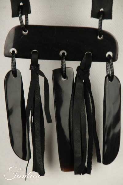 Fanny Fouks Collier sautoir cuir et détails noirs