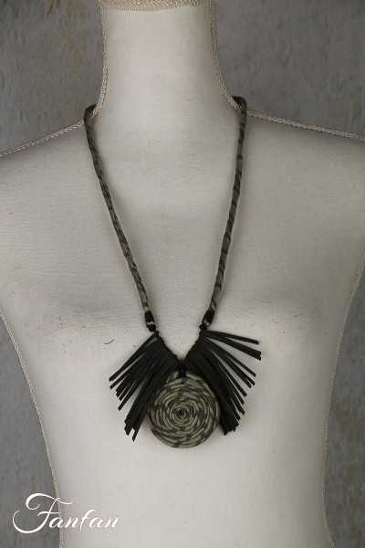 Fanny Fouks Collier gris à franges