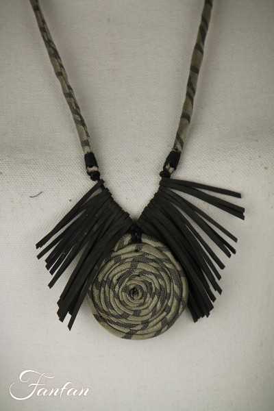 Fanny Fouks Collier gris à franges