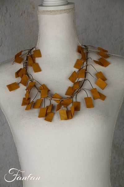 Fanny Fouks Collier à breloques en cuir jaune