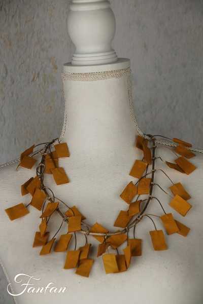 Fanny Fouks Collier à breloques en cuir jaune