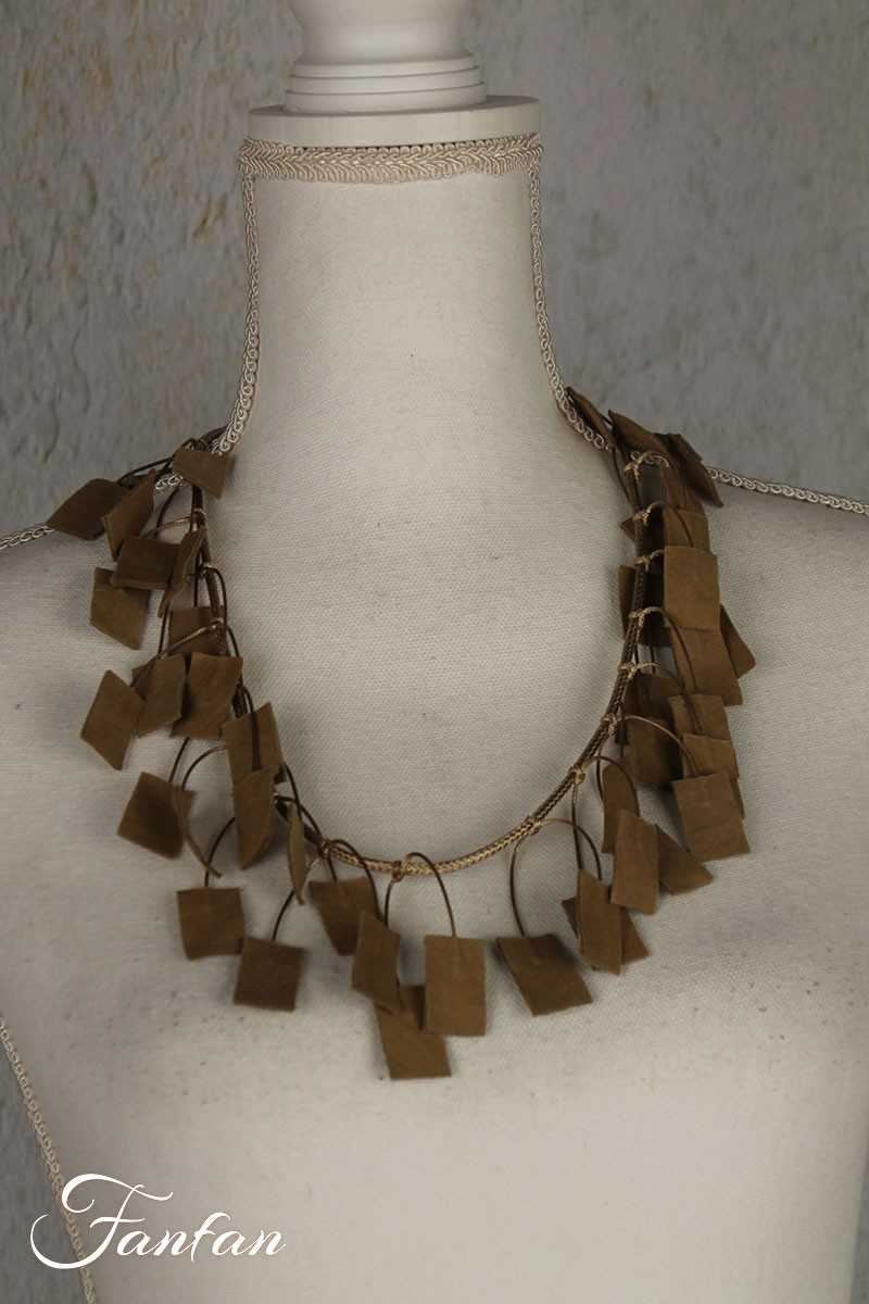 Fanny Fouks Collier à breloques en cuir beige