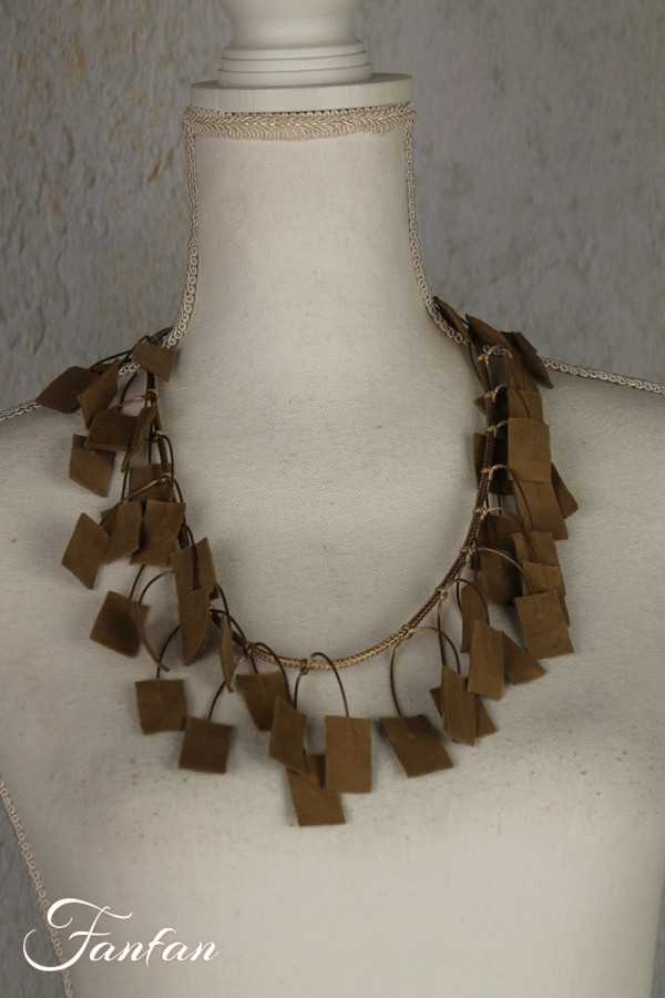 Fanny Fouks Collier à breloques en cuir beige