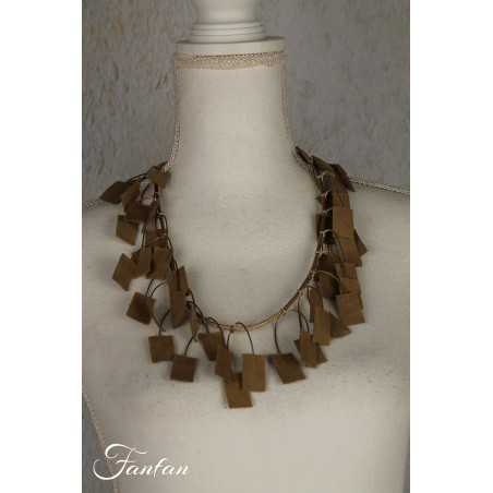 Fanny Fouks Collier à breloques en cuir beige