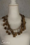 Fanny Fouks Collier à breloques en cuir beige