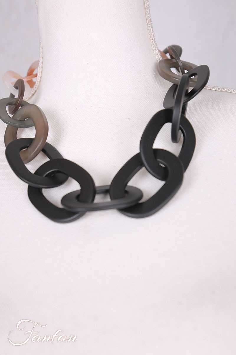 Collier ras du cou anneaux dégradés noir et nacre