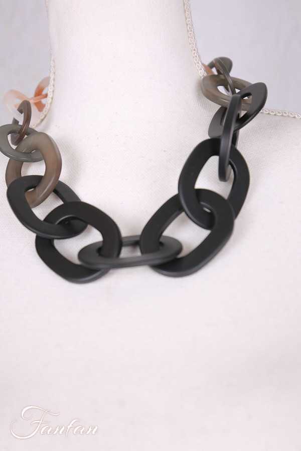 Collier ras du cou anneaux dégradés noir et nacre