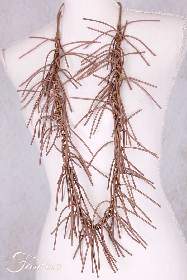 Collier sautoir fantaisie à franges taupe