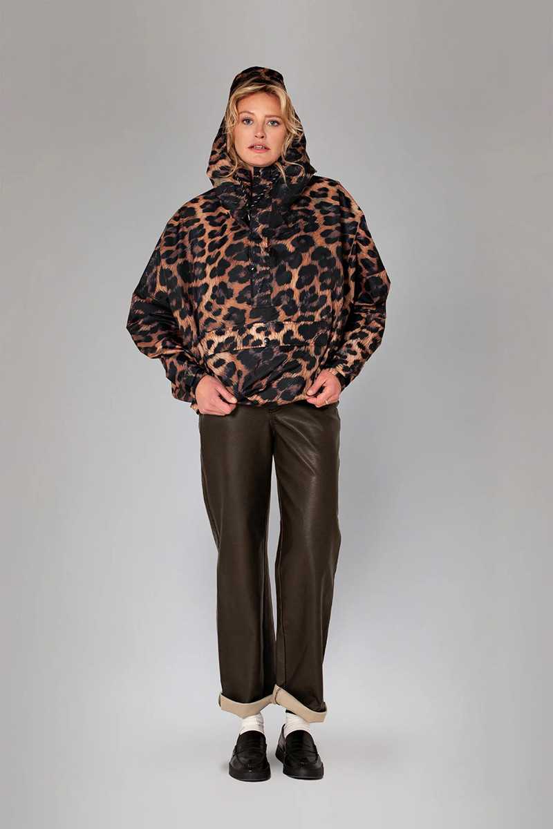 Anorak Dark Leopard – Rainkiss, anorak imperméable à motif léopard en polyester recyclé