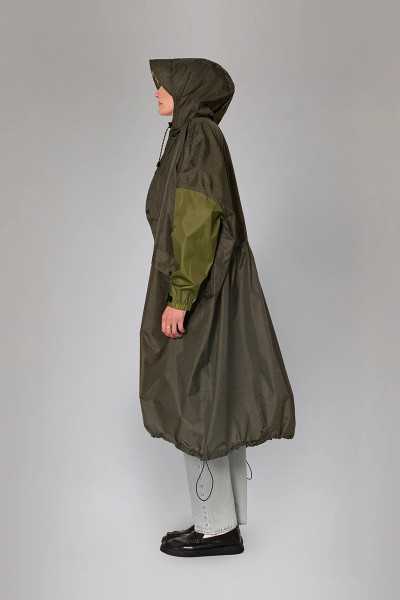 Manteau de pluie Herringbone – Rainkiss, manteau imperméable à motif chevron vert et noir en polyester recyclé