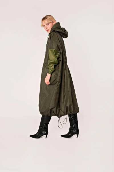 Regenmantel Herringbone – Rainkiss, wasserdichter Mantel mit grün-schwarzem Fischgrätmuster aus recyceltem Polyester