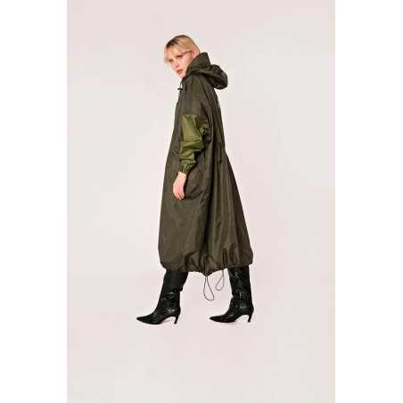 Manteau de pluie Herringbone – Rainkiss, manteau imperméable à motif chevron vert et noir en polyester recyclé