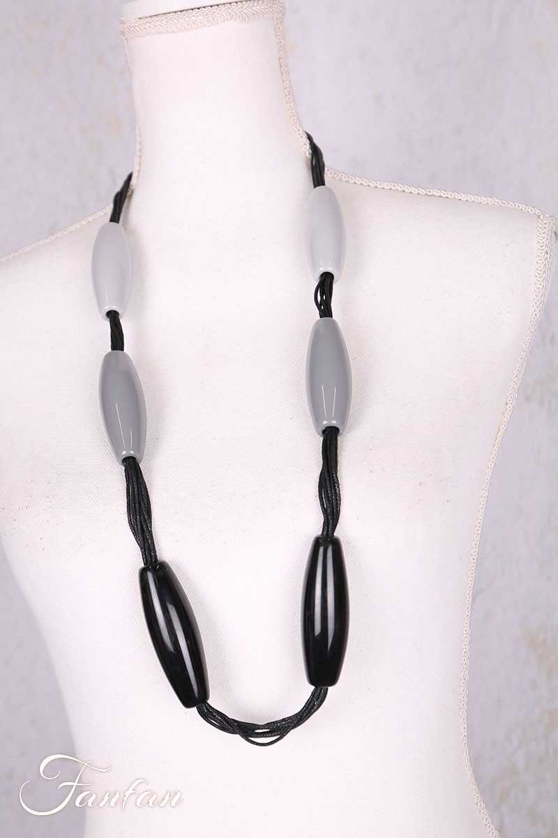 Collier sautoir à longues perles grises