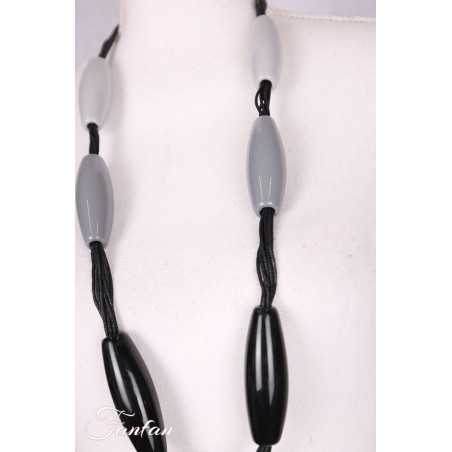 Collier sautoir à longues perles grises