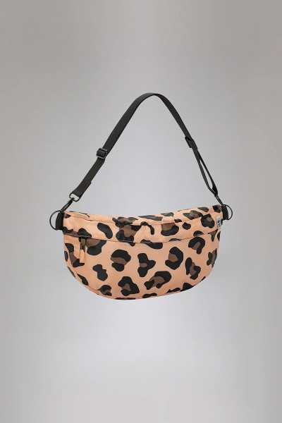 Crossbody getragen – freihändig mit urbanem Look.