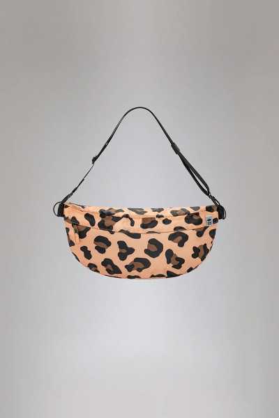 Crossbody getragen – freihändig mit urbanem Look.
