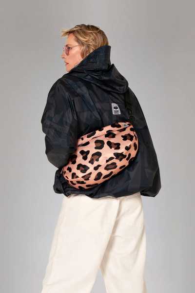 Crossbody getragen – freihändig mit urbanem Look.