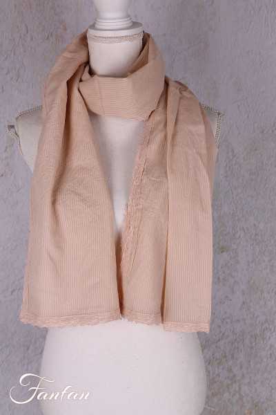 Grand foulard long en coton  bordé de dentelle ancienne. Idéal pour accompagner toutes les tenues de la saison