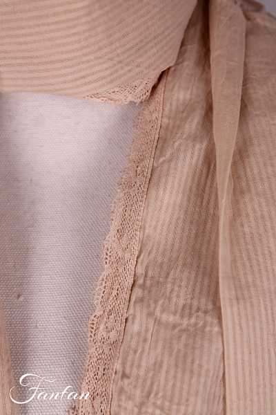 Grand foulard long en coton  bordé de dentelle ancienne. Idéal pour accompagner toutes les tenues de la saison